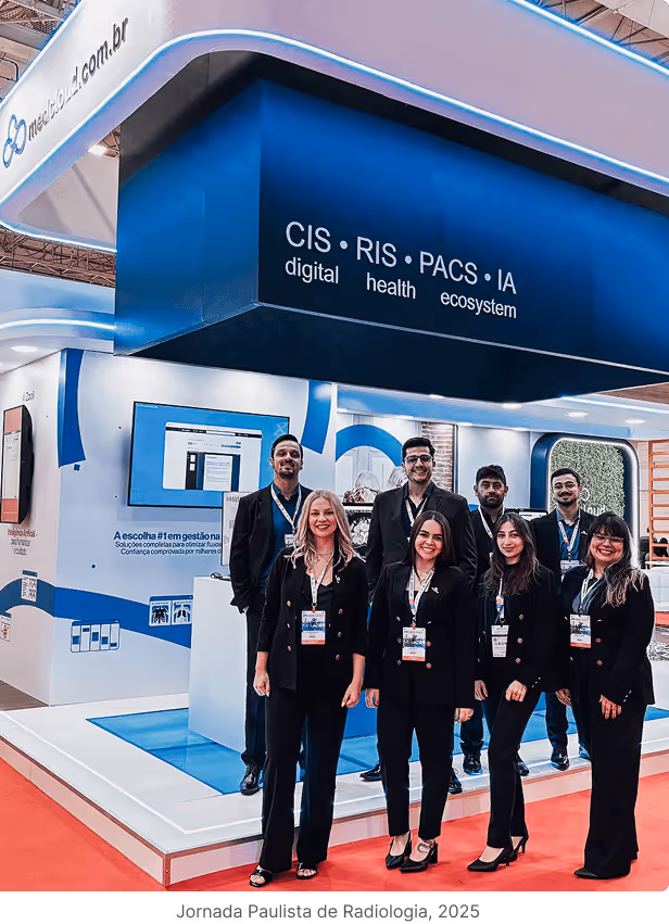 Equipe de sete profissionais posando em estande de evento com tecnologia de saúde digital CIS, RIS, PACS e IA em feira de radiologia.