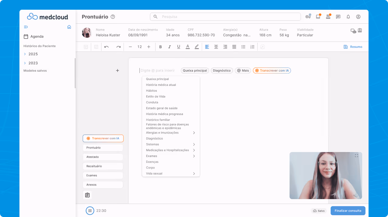 Interface de prontuário médico digital da Medcloud mostrando dados do paciente Heloisa Kuster, menu com opções de transcrição com IA, e vídeo chamada com paciente.