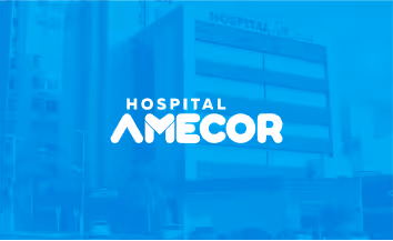 Prédio do Hospital AmeCor com logo branco em destaque sobre filtro azul.
