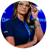 Poliana Liborio usando óculos e camiseta azul com logo, ajustando os óculos com a mão direita.
