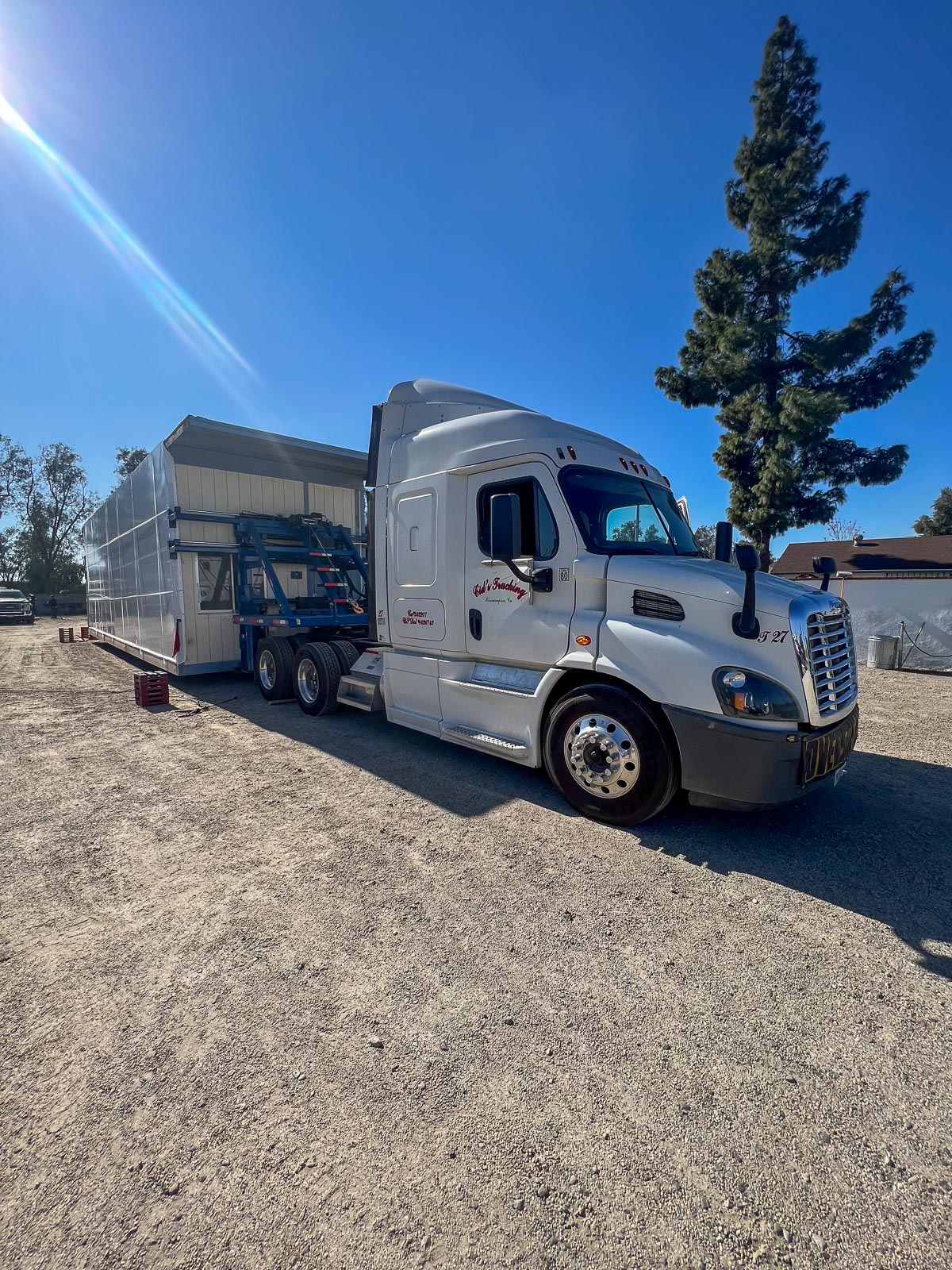 Semi truck hauling a modular building to a job site