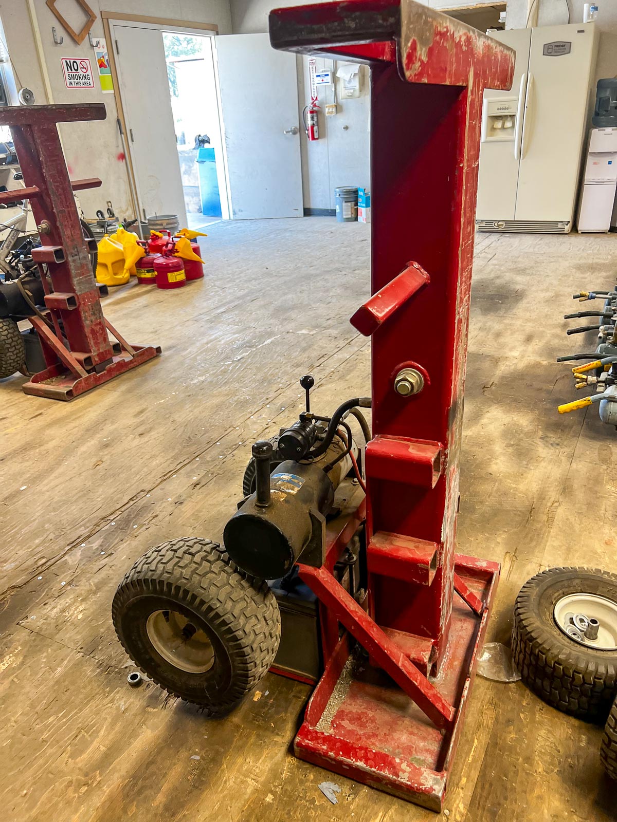 Close-up of the hydraulic jack's lift column and motor