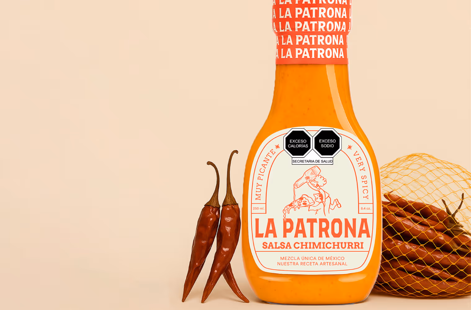 Botella de salsa Chimichurri muy picante La Patrona con dos chiles secos y una bolsa de chiles secos.