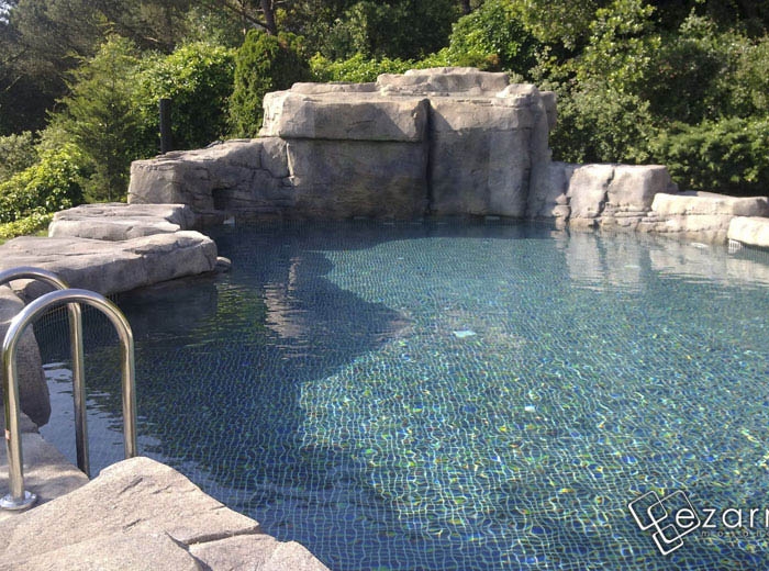 Niebla 16-B cobalt blue 50mm glass mosaic pool tile by Ezarri