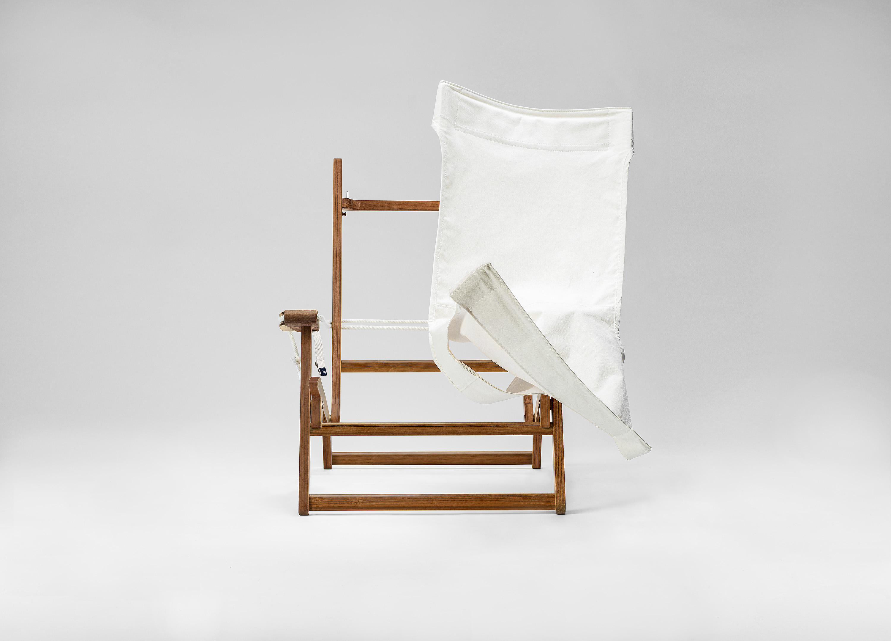 Shorebird Chair with sling coming off.