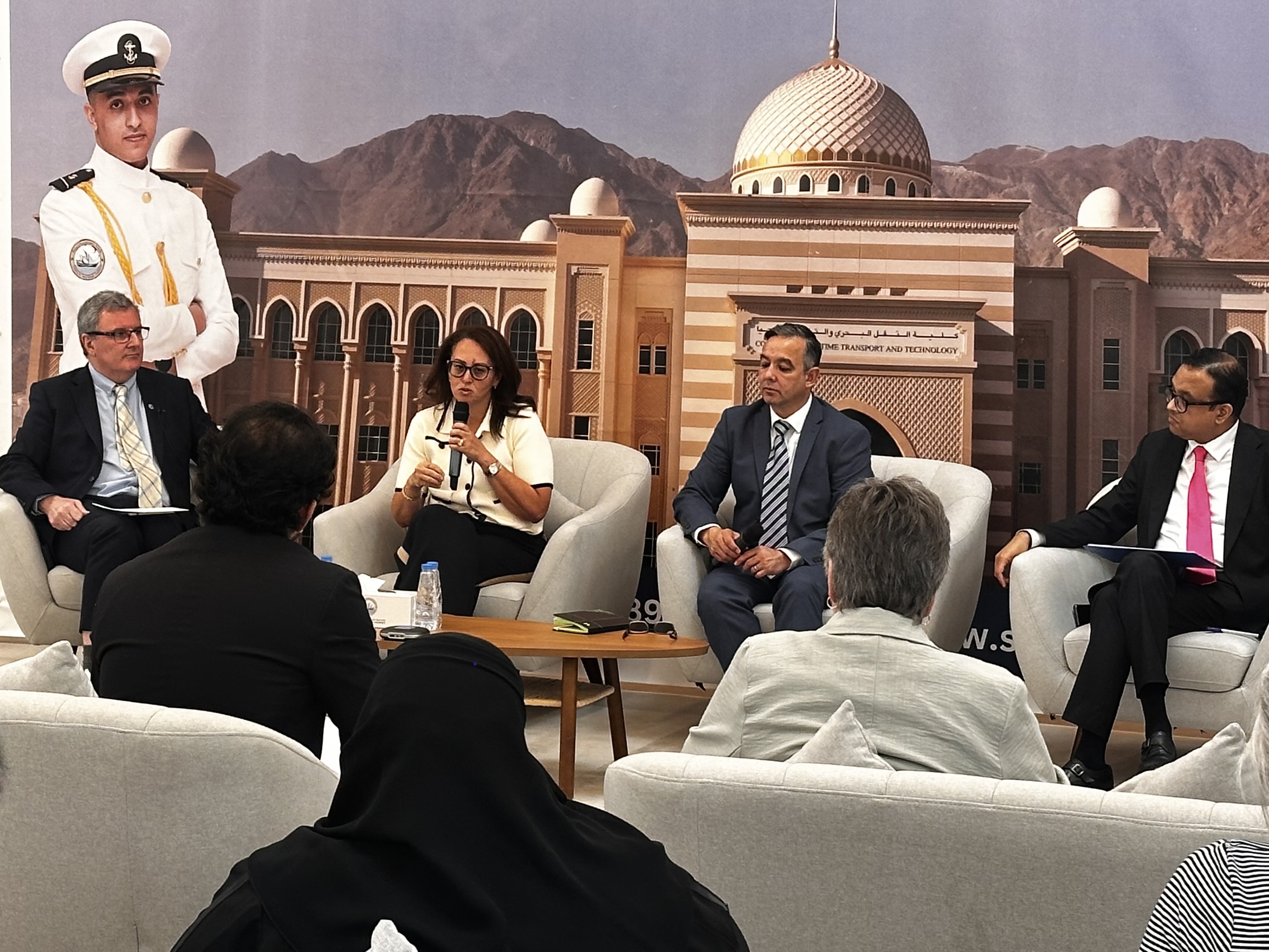 أكاديمية الشارقة للنقل البحري تستضيف جلسة حوارية حول استراتيجيات تعزيز المرونة في النقل البحري واستدامة سلاسل الإمداد