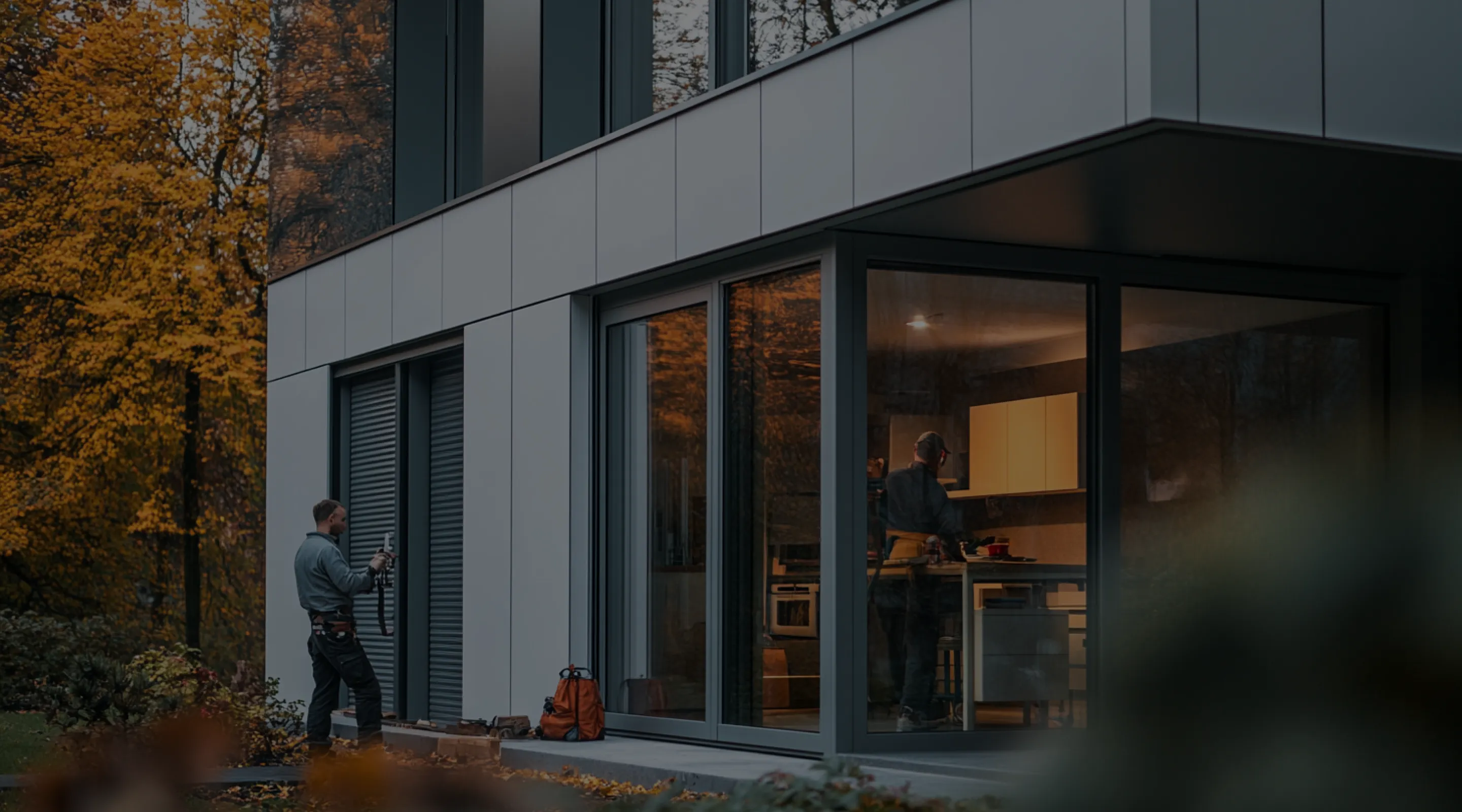 Mann steht vorgarten am fenster