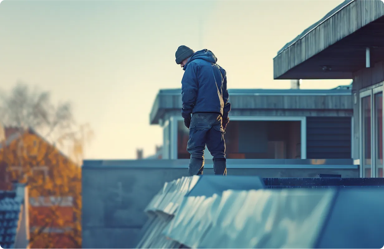 mann auf dach reperatur