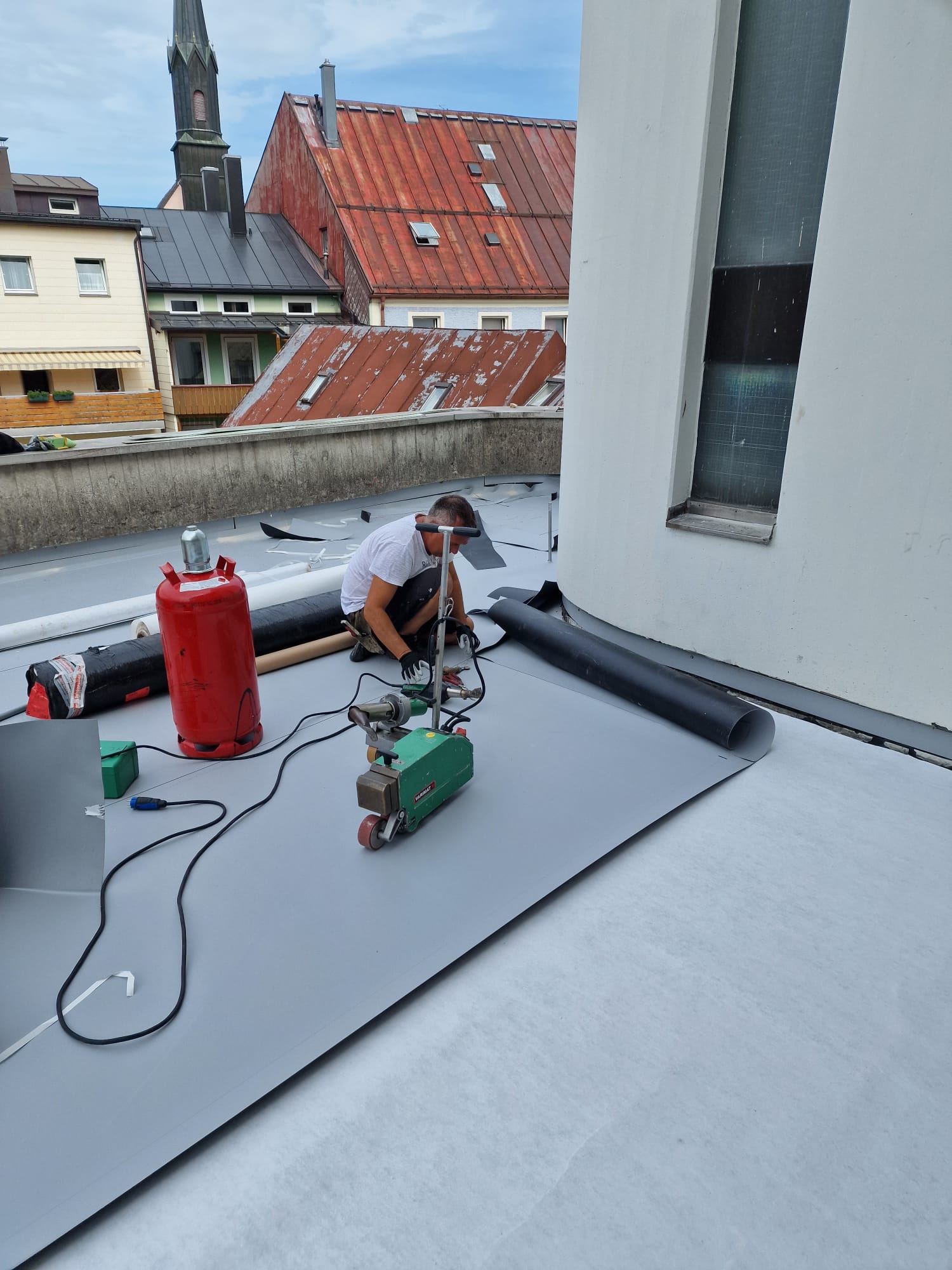 mann auf dach reperatur