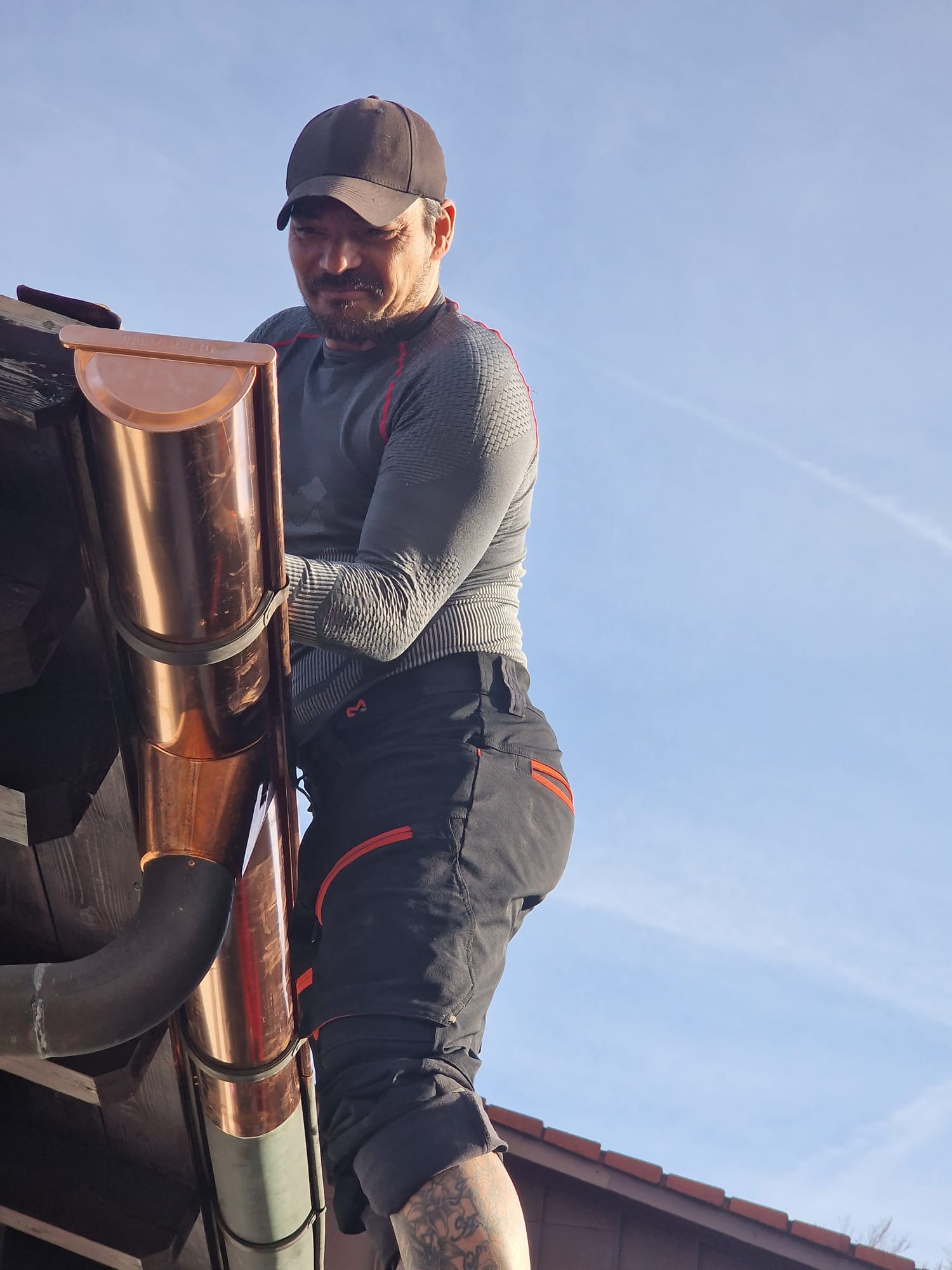 mann auf dach reperatur