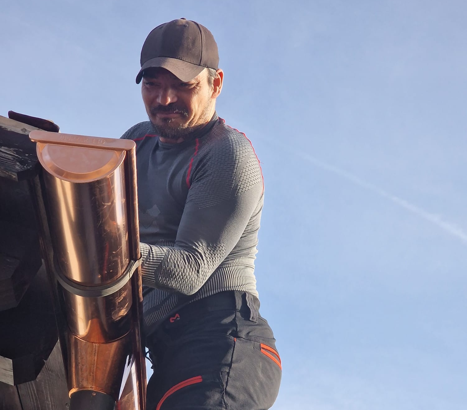 mann auf dach reperatur