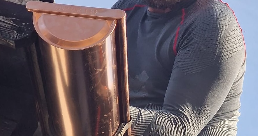 mann auf dach reperatur