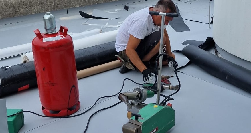 mann auf dach reperatur