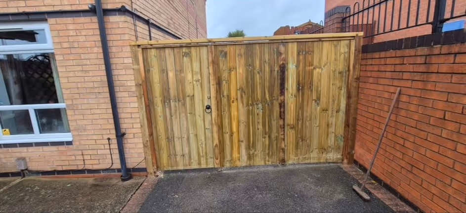 Custom wooden Gate fitting in Nottingham by KAB Best Fencing