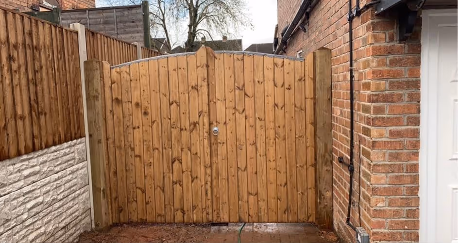 Custom wooden Gate fitting in Nottingham by KAB Best Fencing