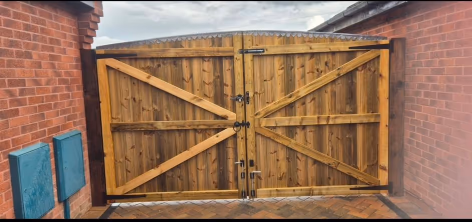 Custom wooden Gate fitting in Nottingham by KAB Best Fencing
