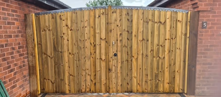 Custom wooden Gate fitting in Nottingham by KAB Best Fencing