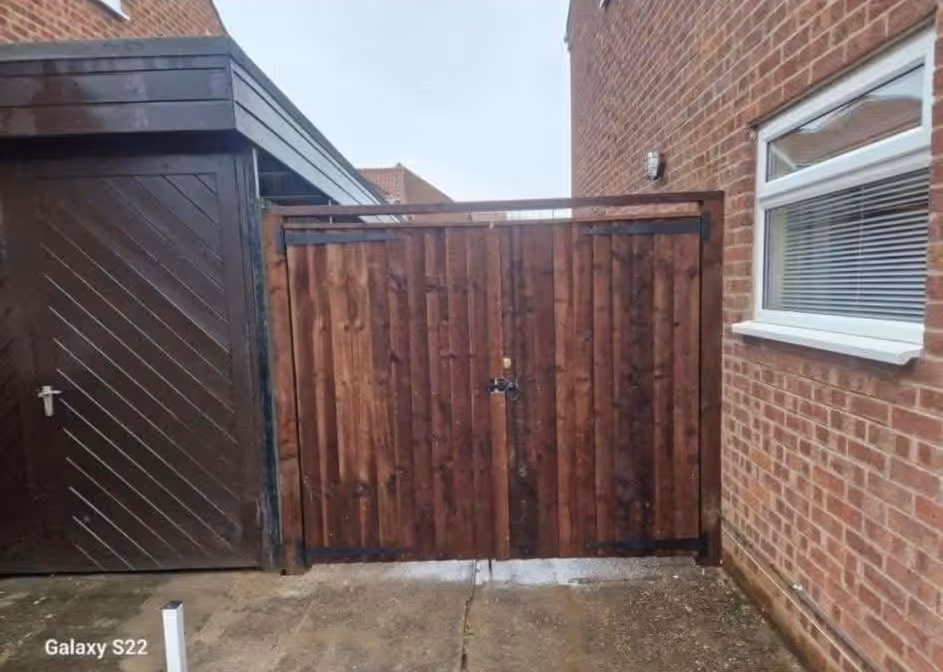 Custom wooden Gate fitting in Nottingham by KAB Best Fencing
