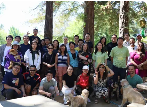 A group photo with lots of people in it