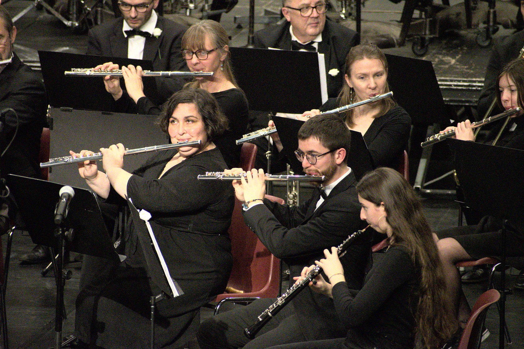 Zoom sur une partie de l'harmonie en train de se produire sur scène.