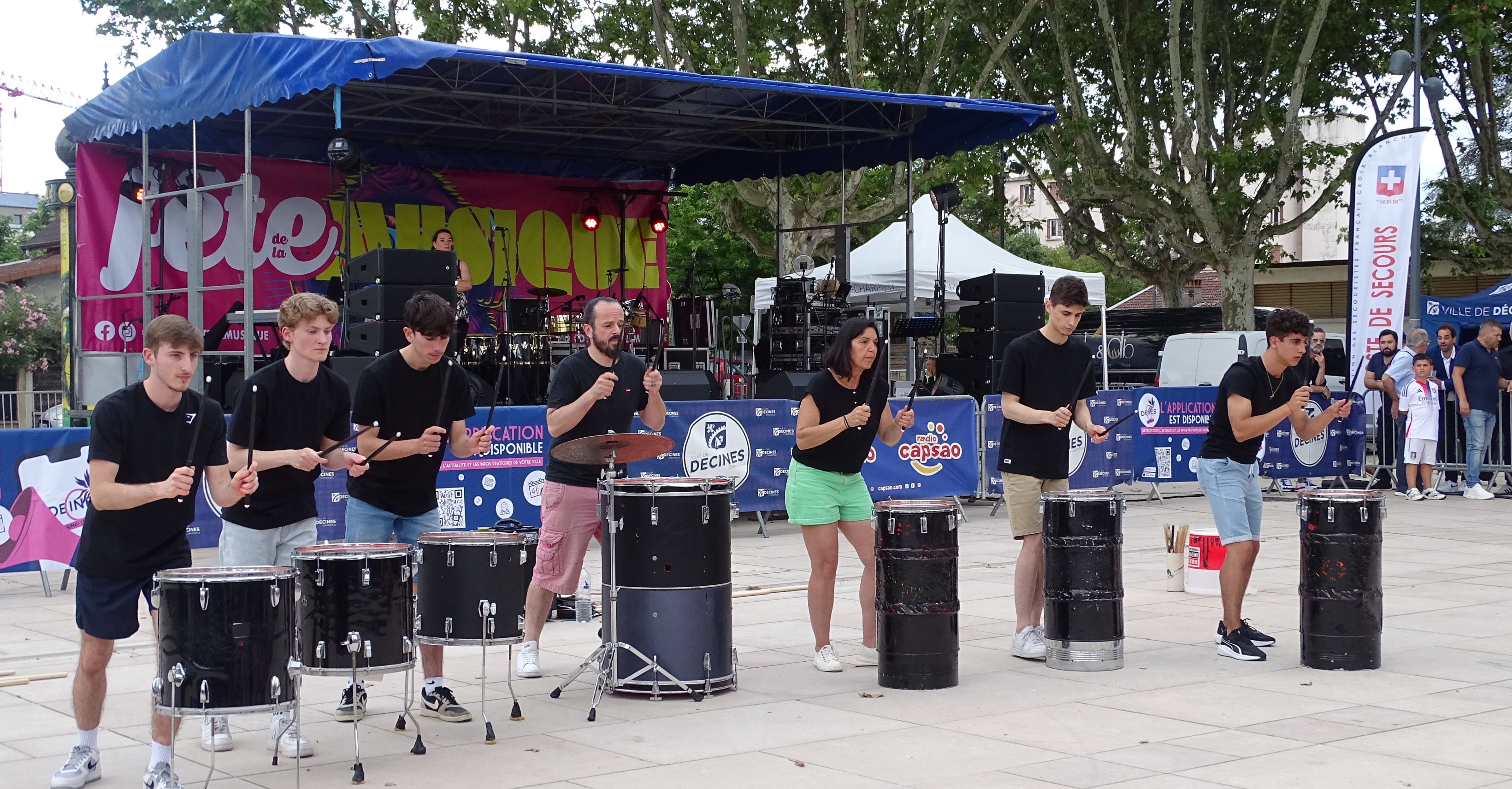 L'atelier percussion en plein show sur une place de la ville lors de la fête de la musique.