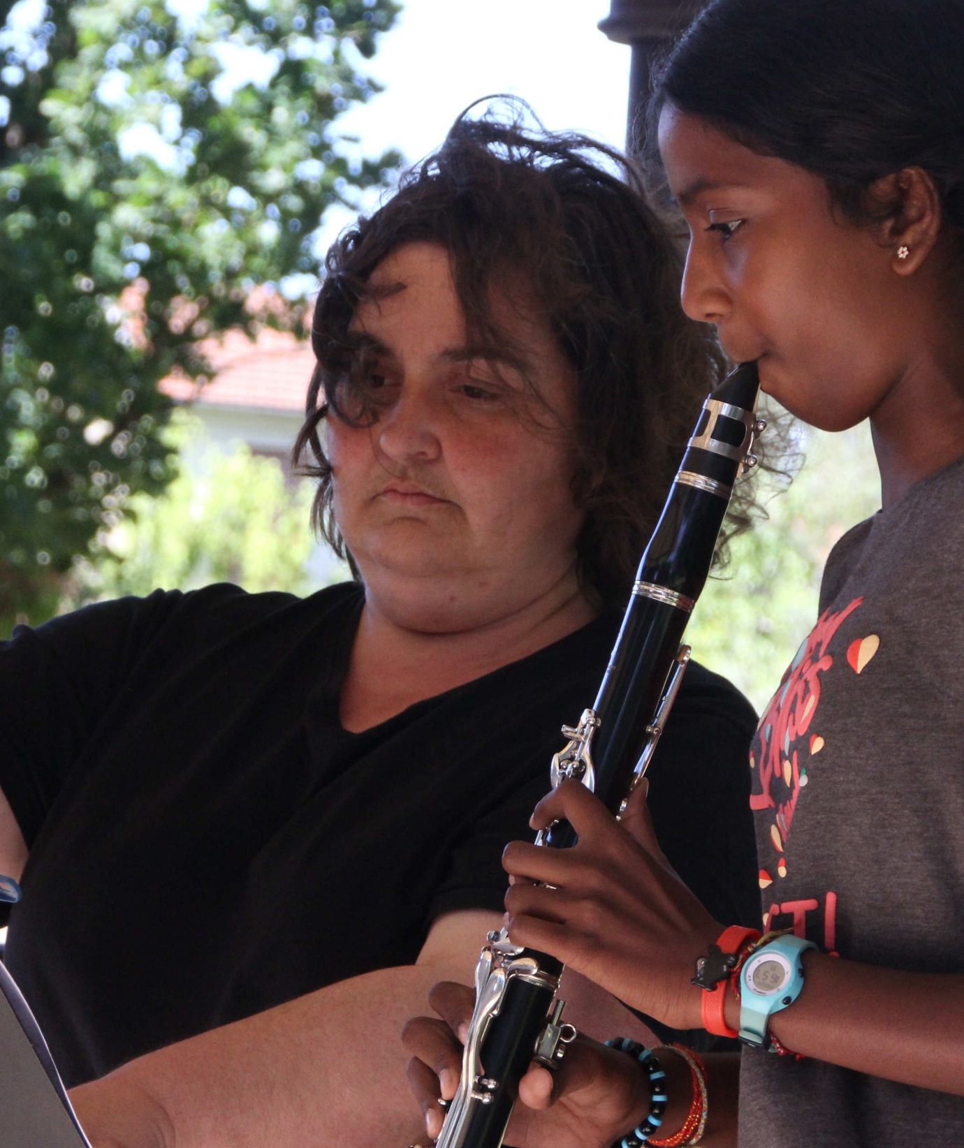 Professeur de musique donnant un cours individuel de flute à un élève à l'École de Musique.
