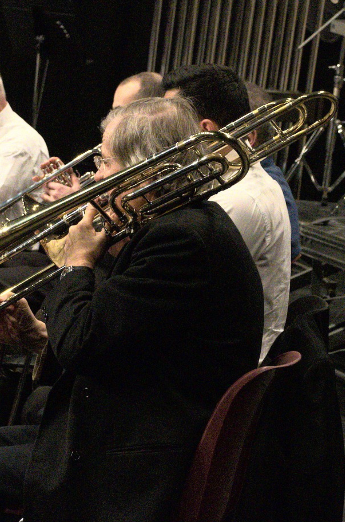 Musiciens de l'Harmonie Décinoise en pleine répétition dans une salle dédiée.
