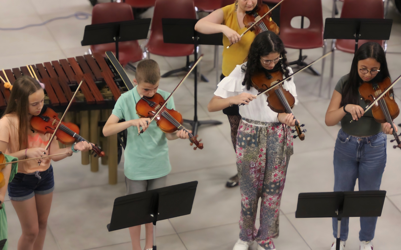 Enseignant donnant un cours de musique à des élèves à l'École de Musique de Décines.