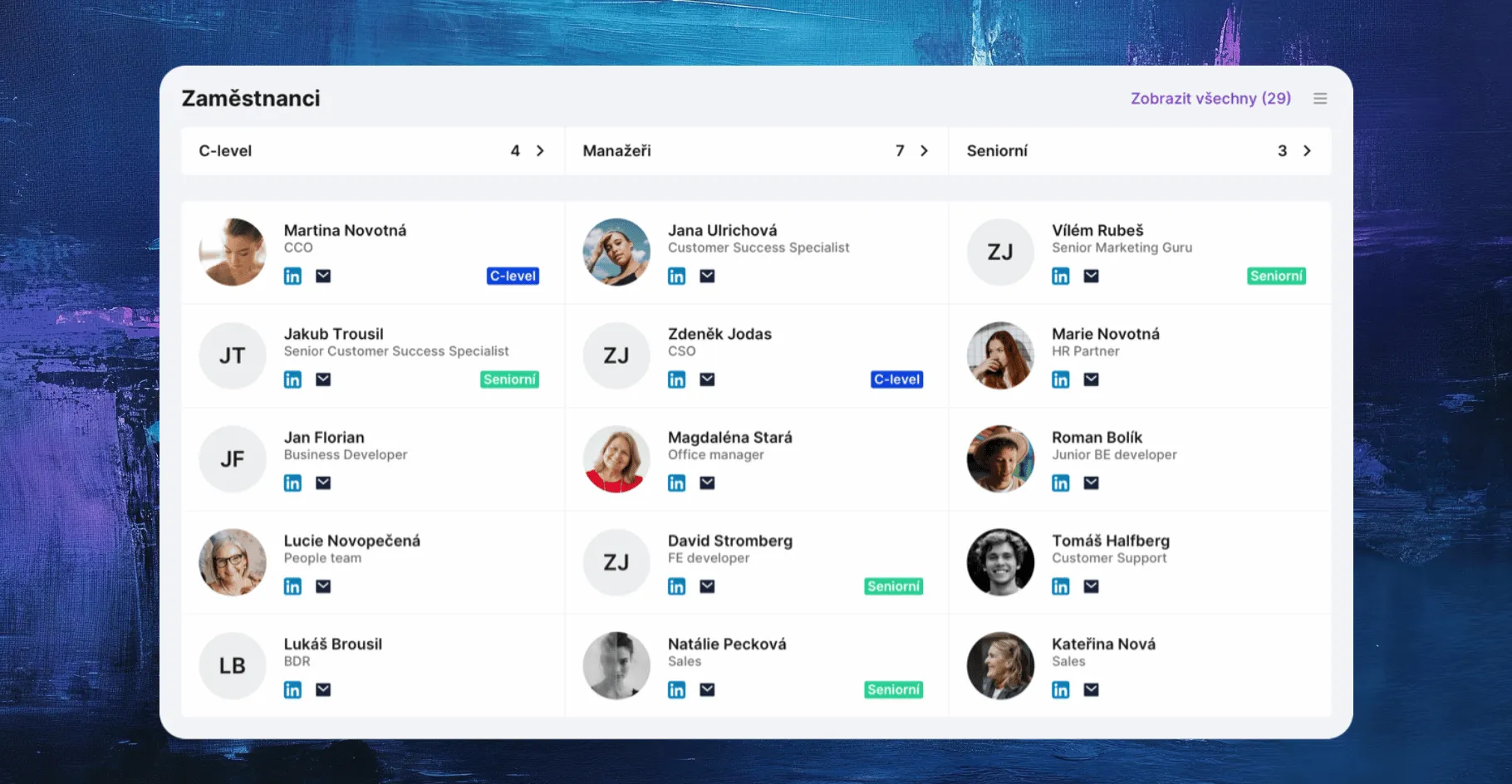 Náhled z aplikace Saleskit, modul Merk, ukazující databázi zaměstnanců firem s propojením na LinkedIn.