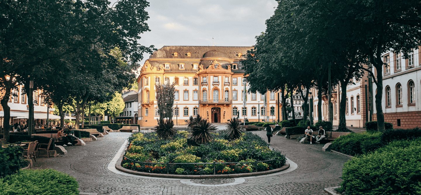 Historisches Gebäude mit gepflegtem Garten im Zentrum von Mainz – ein inspirierender Ort für dein duales Studium in Mainz.