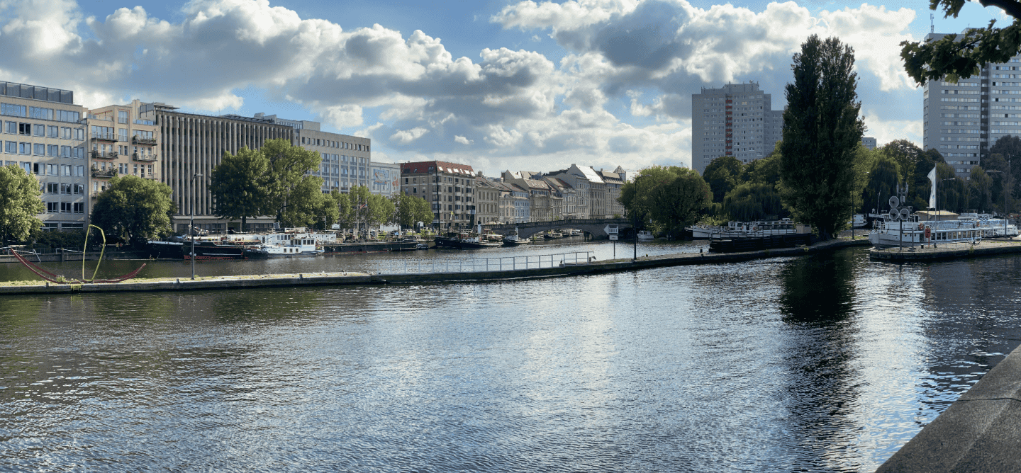 Blick auf die Spree in Berlin mit Booten und modernen Gebäuden – symbolisches Stadtbild für ein duales Studium in Berlin mit urbanem Flair.
