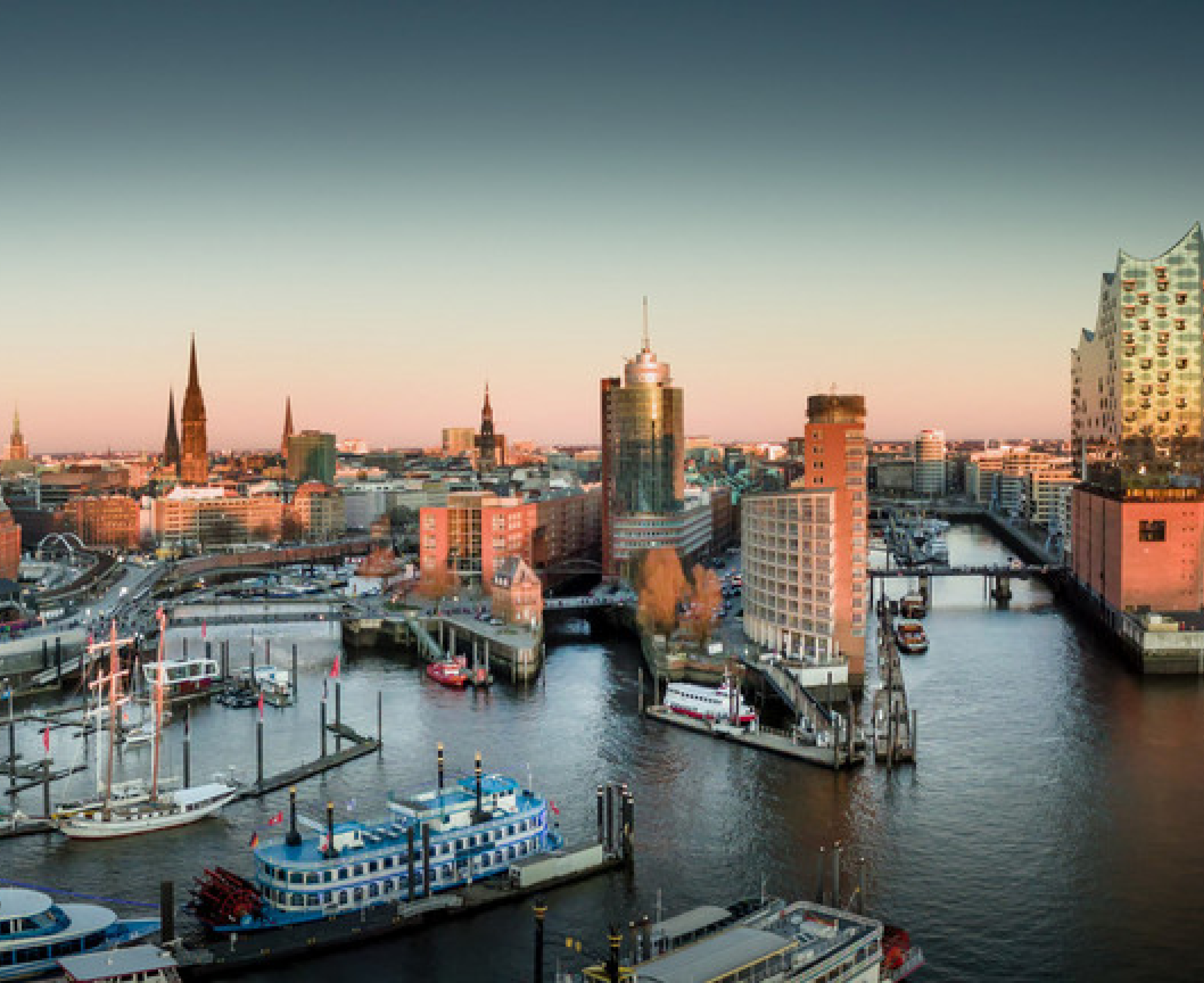 Panoramablick auf den Hamburger Hafen mit Elbphilharmonie und Speicherstadt – ideales Umfeld für ein Duales Studium Soziale Arbeit in Hamburg an der CBS.
