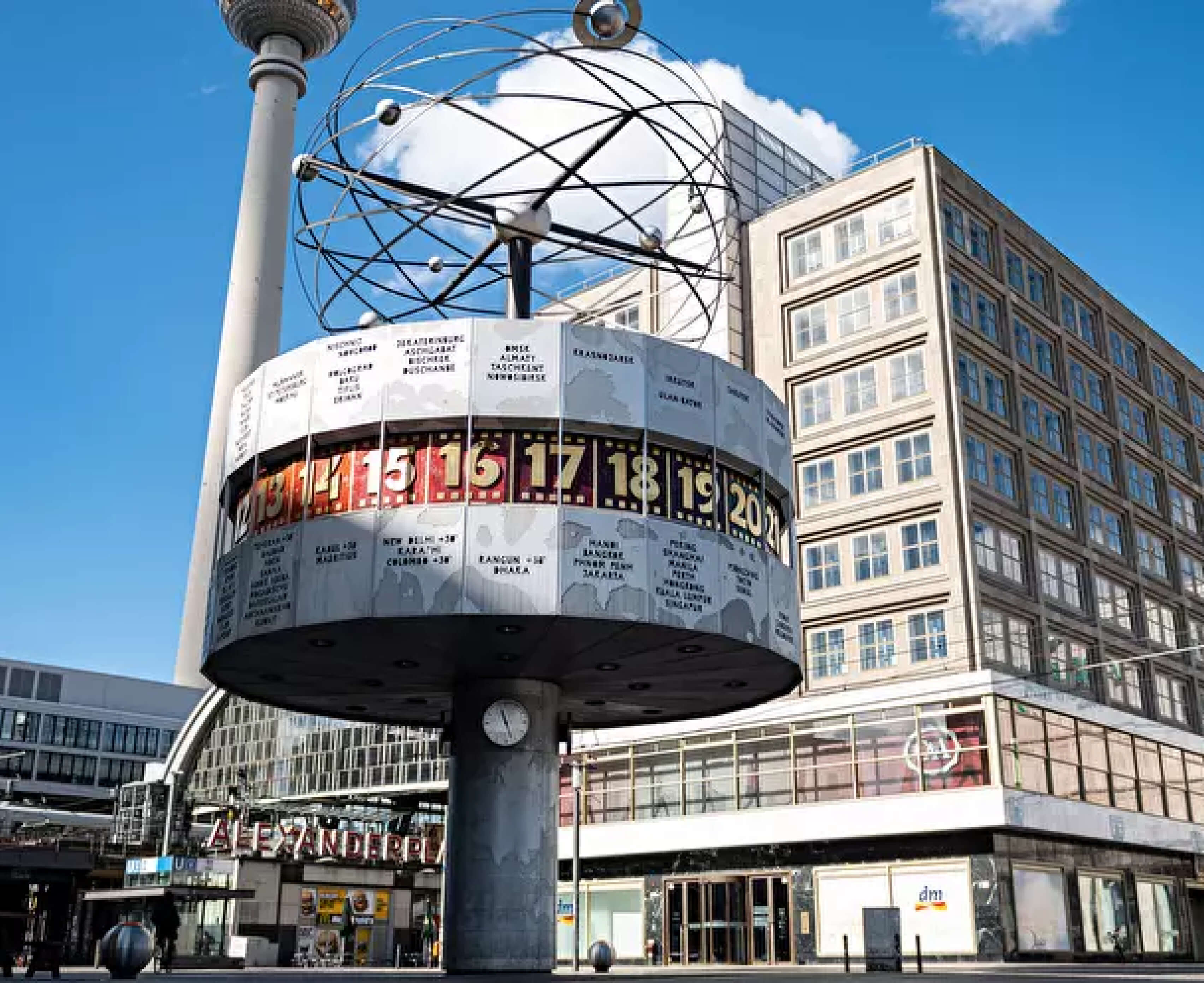 Weltzeituhr am Alexanderplatz in Berlin mit dem Fernsehturm im Hintergrund – zentraler Standort für ein Duales Studium Soziale Arbeit in Berlin an der CBS.
