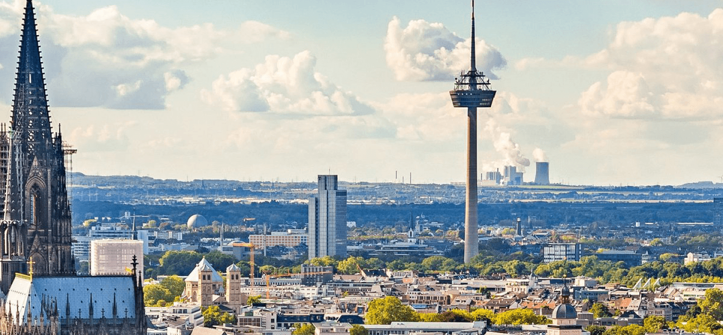 Blick auf den Kölner Dom und den Colonius Fernsehturm – zentrale Lage für ein Duales Studium Soziale Arbeit in Köln an der CBS.