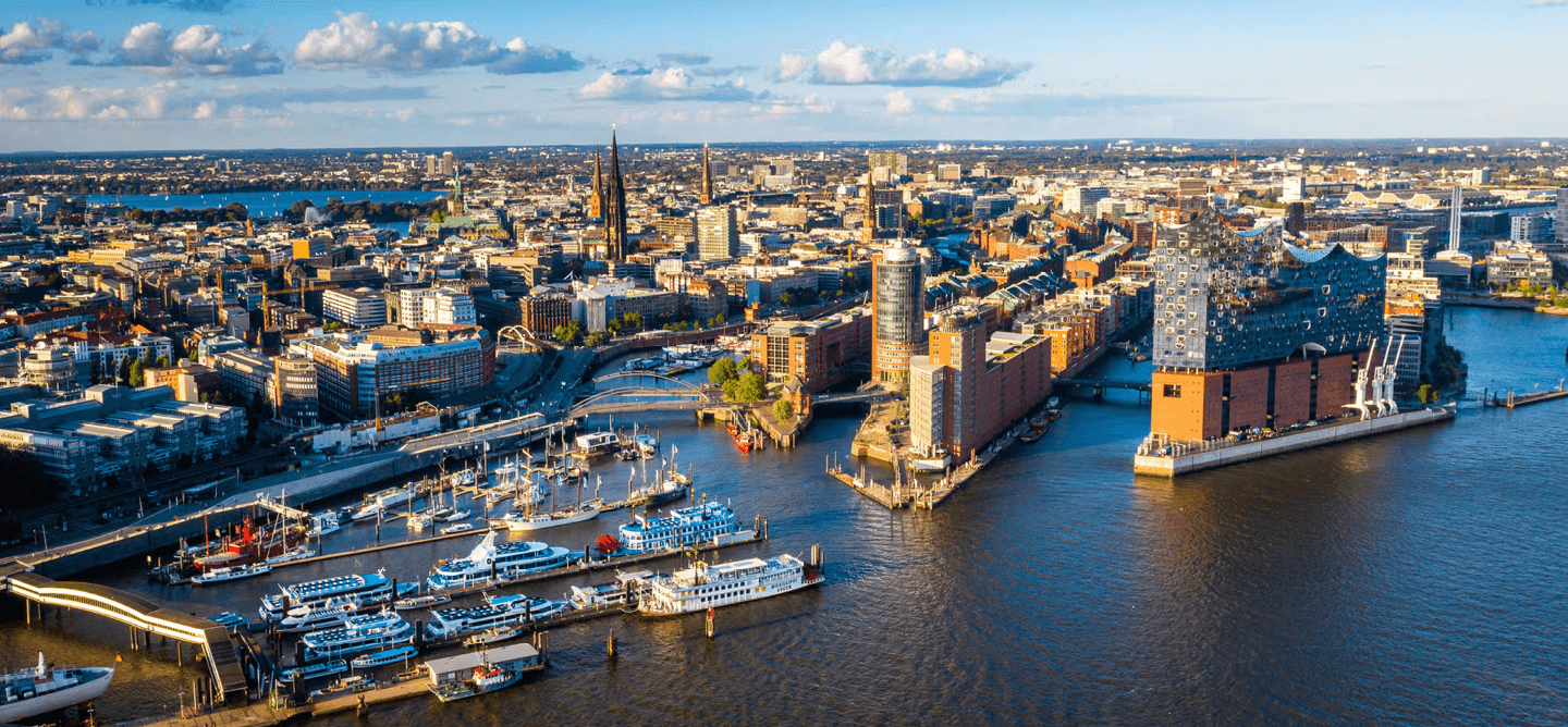 Luftaufnahme des Hamburger Hafens mit Elbphilharmonie – attraktiver Studienort für ein Duales Studium Soziale Arbeit in Hamburg an der CBS.