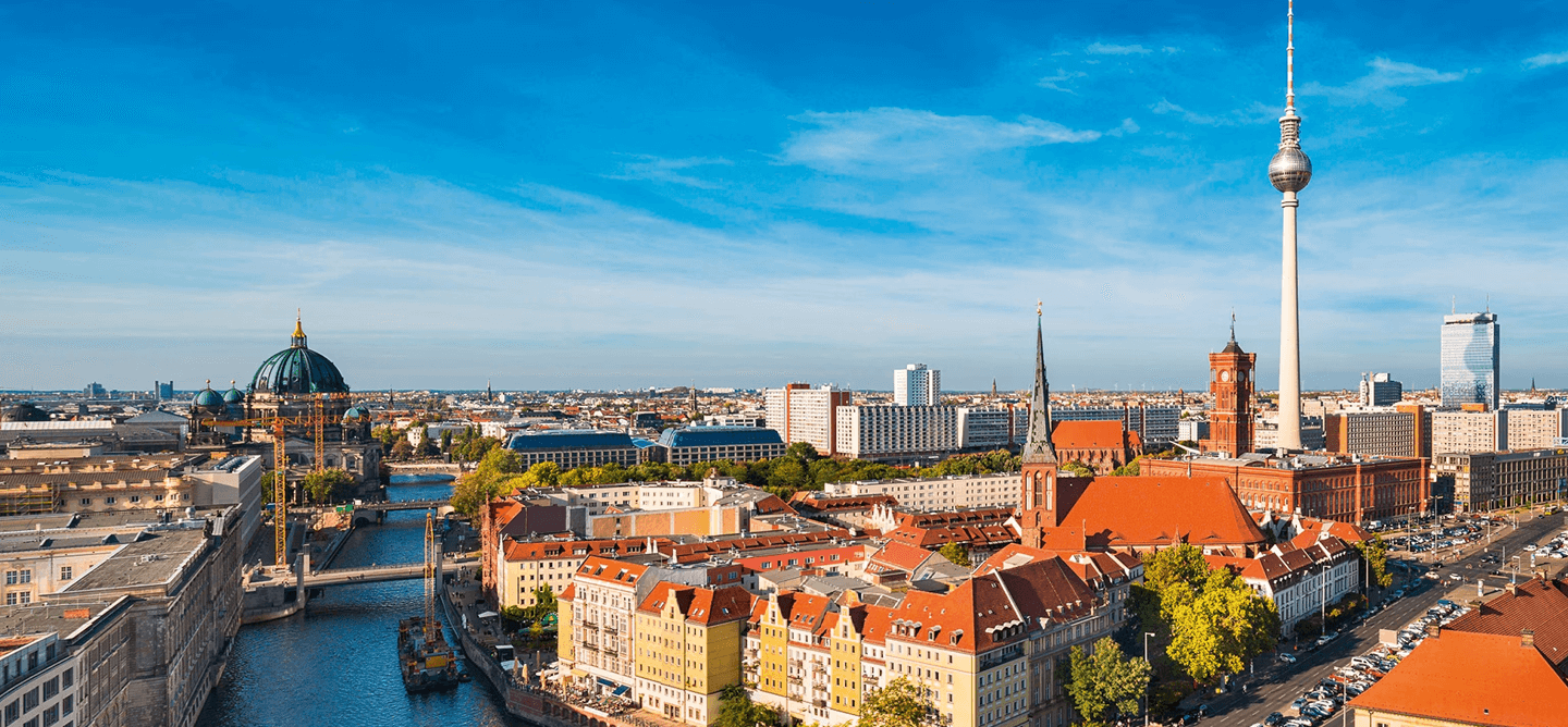 Panoramablick über Berlin mit Berliner Dom und Fernsehturm – vielfältige Möglichkeiten für ein Duales Studium Soziale Arbeit in Berlin an der CBS.