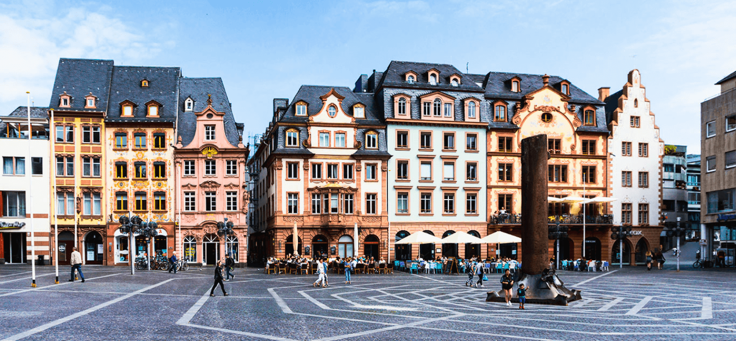 Historische Altstadt von Mainz mit Fachwerkhäusern am Marktplatz – attraktiver Standort für ein Duales Studium Soziale Arbeit in Mainz an der CBS.