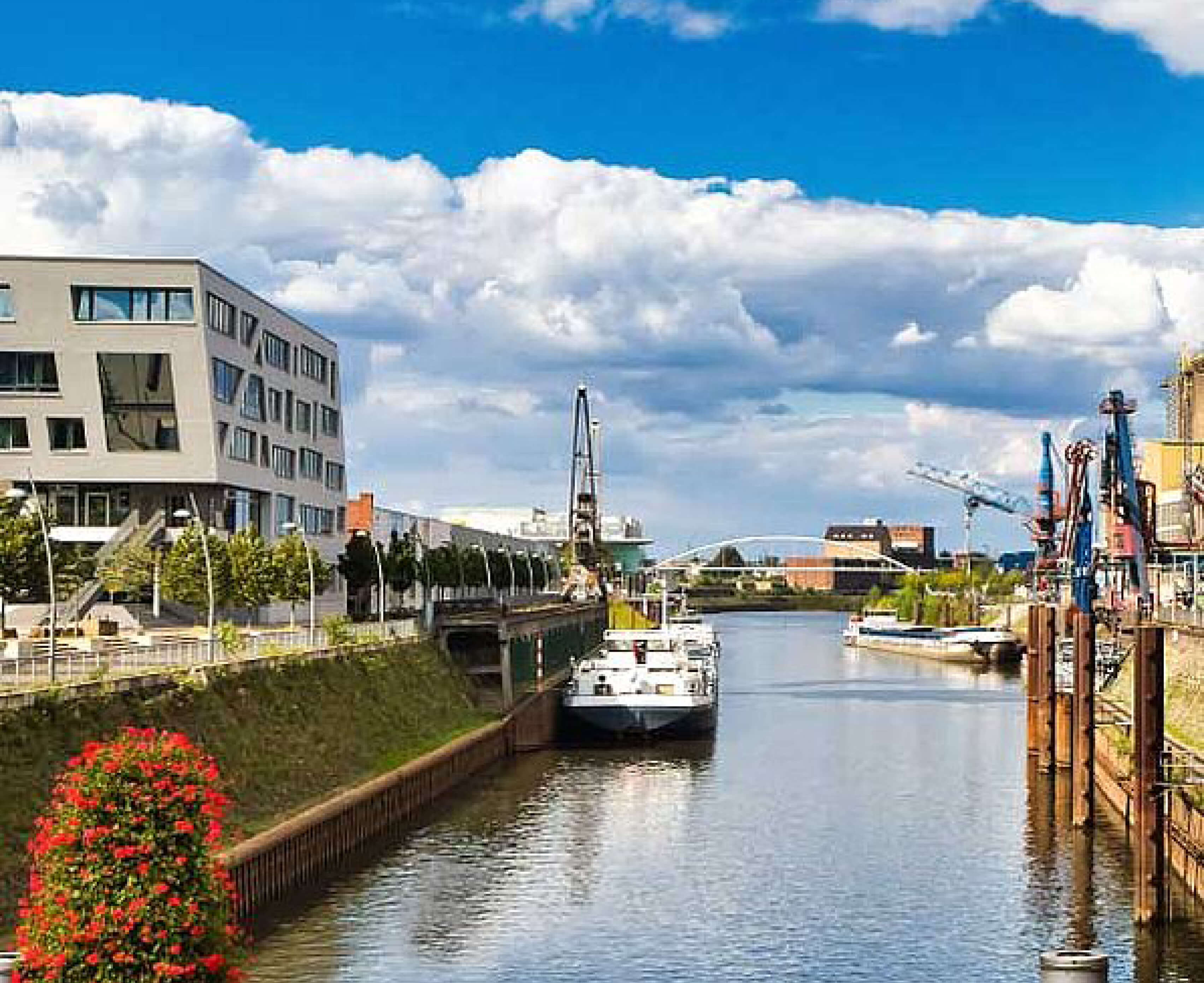 Moderner Hafen in Neuss mit Wasserblick – attraktiver Standort für ein Duales Studium Soziale Arbeit in Neuss an der CBS.