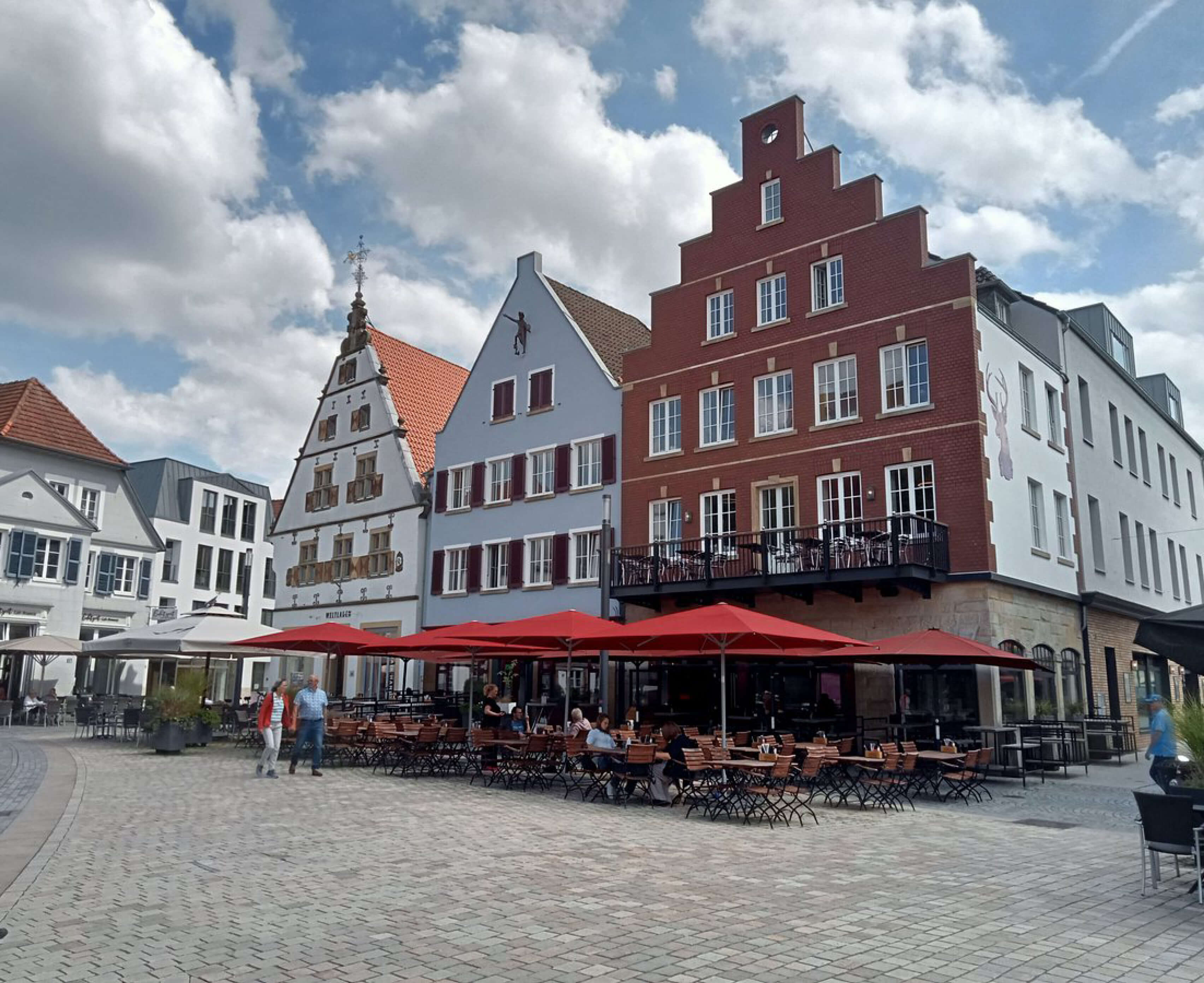 Historischer Marktplatz in Rheine mit Cafés und Fachwerkhäusern – idealer Standort für ein Duales Studium Soziale Arbeit in Rheine an der CBS.