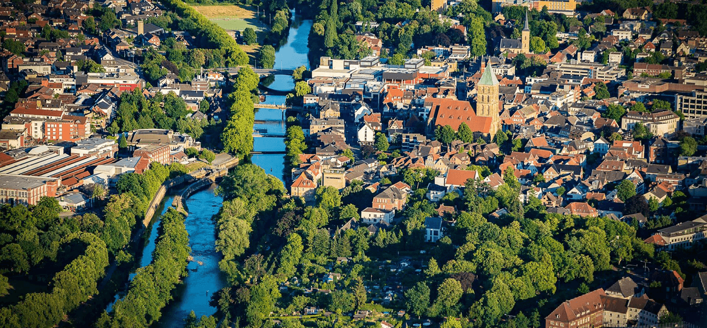Luftaufnahme von Rheine mit der Ems und Altstadt – attraktiver Studienort für ein Duales Studium Soziale Arbeit in Rheine an der CBS.