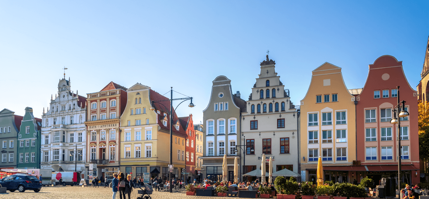 Bunte Giebelhäuser am Neuen Markt in Rostock – maritimes Flair für ein Duales Studium Soziale Arbeit in Rostock an der CBS.