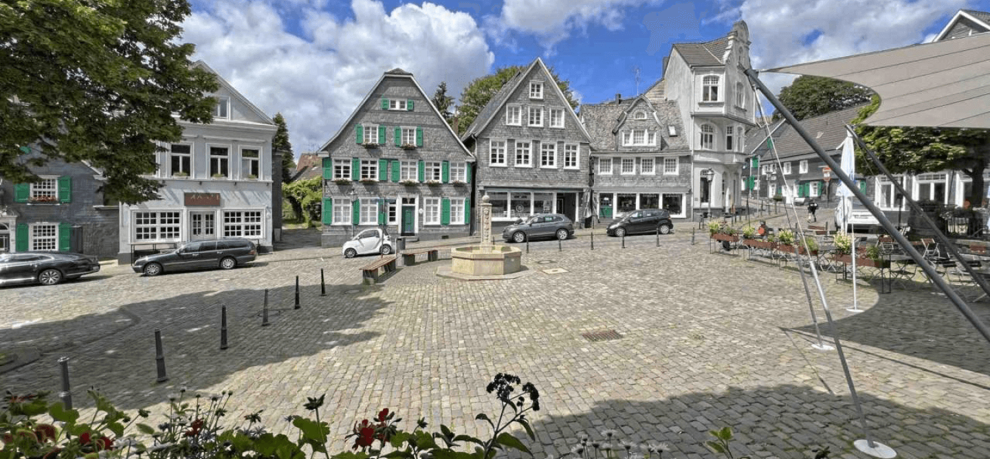 Historischer Marktplatz in Solingen-Gräfrath mit Fachwerkhäusern – traditionsreicher Standort für ein Duales Studium Soziale Arbeit in Solingen an der CBS.