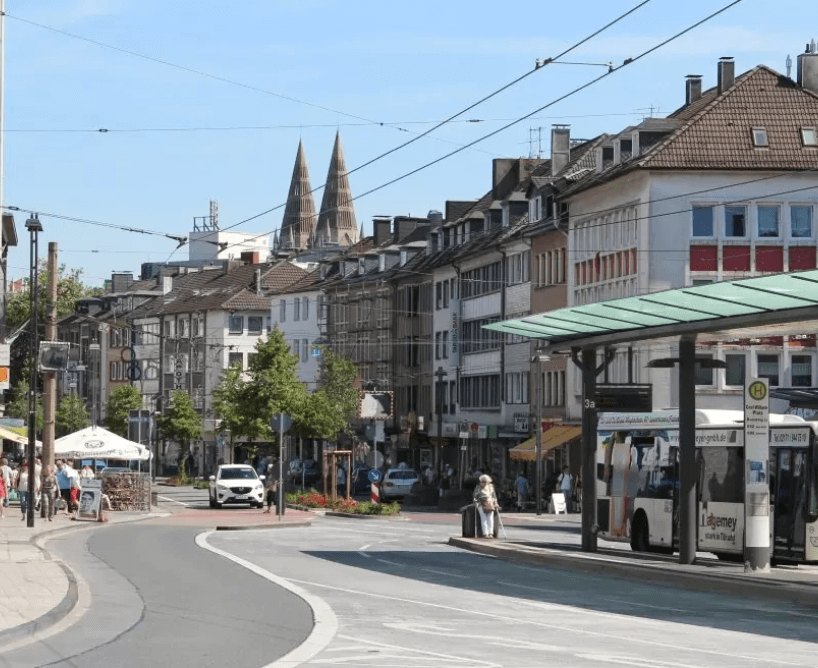 Innenstadt von Solingen mit Geschäften und öffentlichem Nahverkehr – zentral gelegen für ein Duales Studium Soziale Arbeit in Solingen an der CBS.