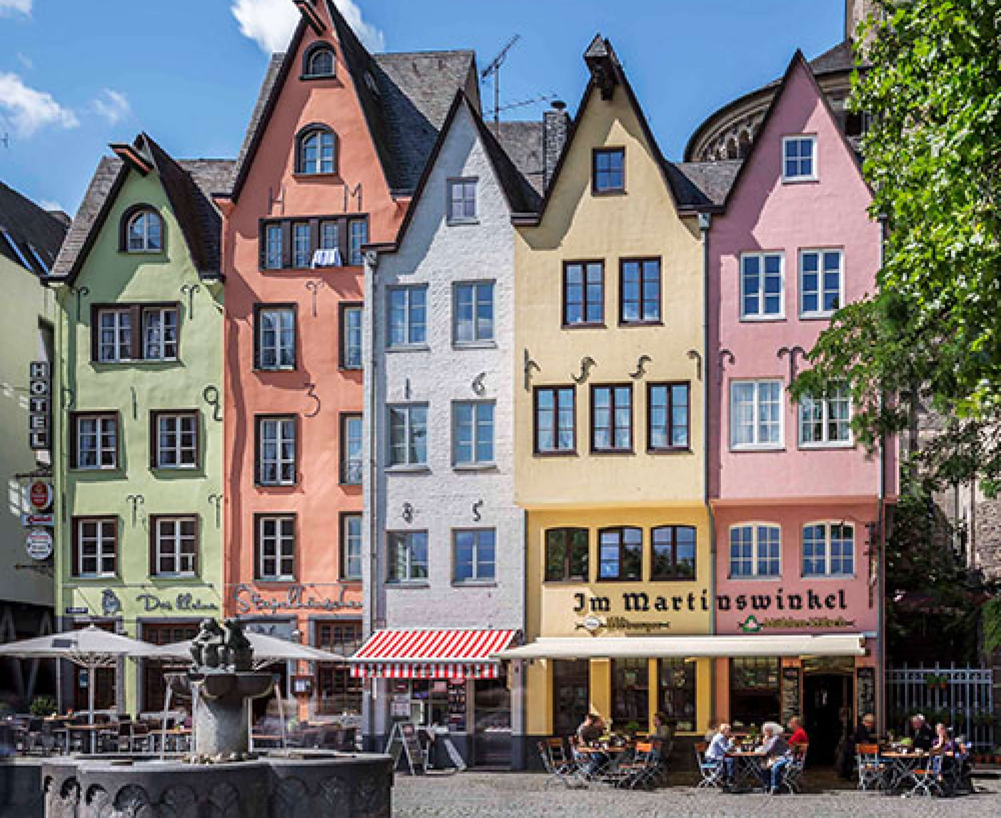 Bunte Häuser in der Kölner Altstadt am Rhein – lebendiges Umfeld für ein Duales Studium Soziale Arbeit in Köln an der CBS.