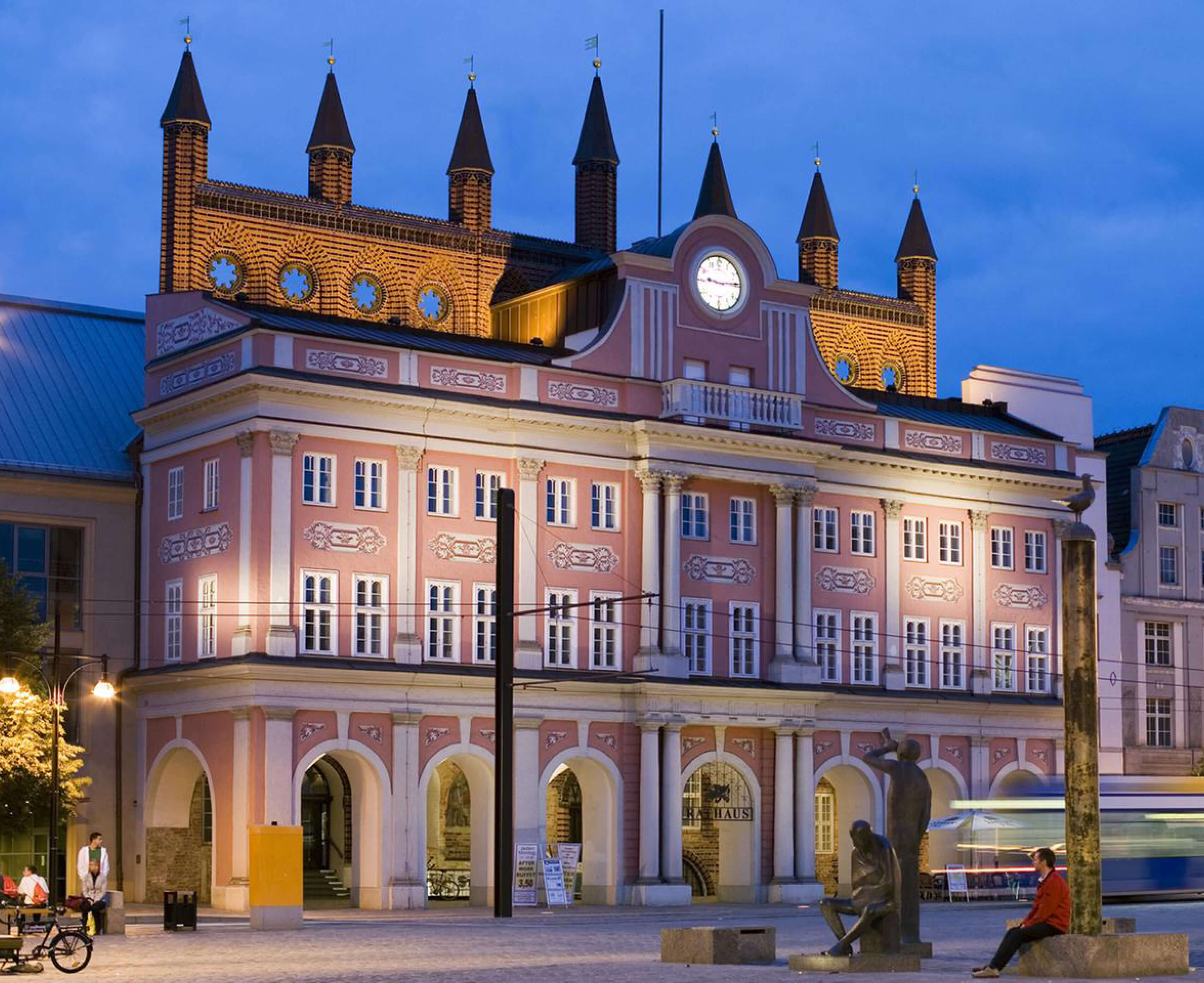 Historisches Rathaus in Rostock bei Abenddämmerung – attraktiver Standort für ein Duales Studium Soziale Arbeit in Rostock an der CBS.