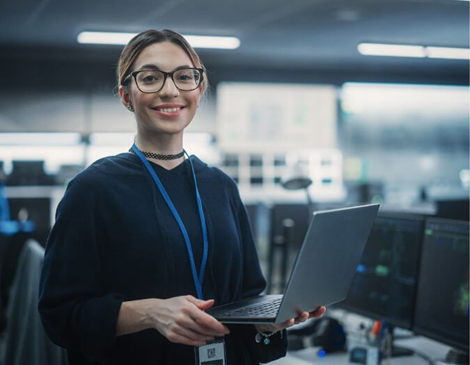 AI Specialist im Büro mit Laptop: Eine Fachkraft arbeitet an KI-basierten Anwendungen und Datensystemen. Symbolische Darstellung der Karrierechancen nach dem  Data Analytics an der  im Bereich Künstliche Intelligenz.