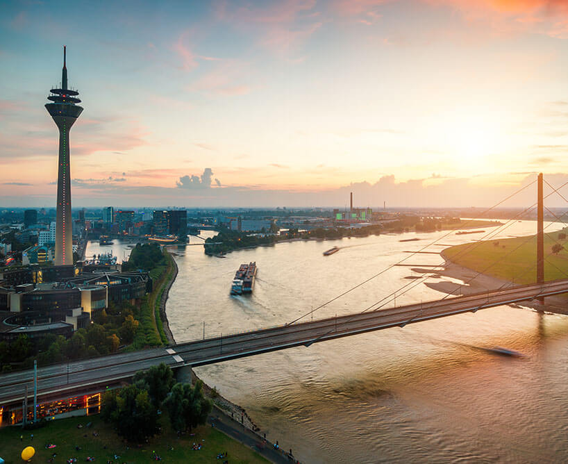 Blick auf den Rhein und den Post Tower in Bonn – moderne Kulisse und Lebensqualität für Studierende im dualen Studium Soziale Arbeit in Bonn an der CBS.