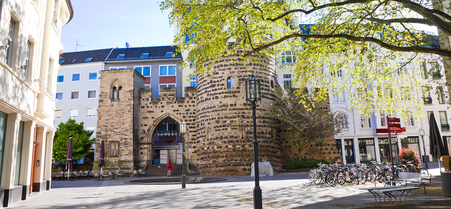 Das historische Sterntor in der Bonner Altstadt – Symbol für Tradition und Leben in Bonn, ideal für das duale Studium Soziale Arbeit in Bonn an der CBS University of Applied Sciences.