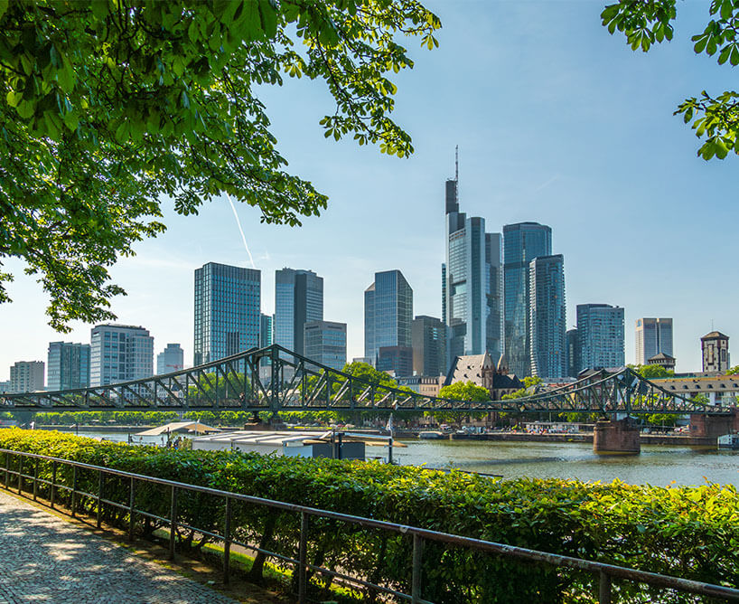 Blick auf die Skyline von Frankfurt am Main – moderne Metropole mit vielseitigen Praxispartnern für das duale Studium Soziale Arbeit in Frankfurt an der CBS.