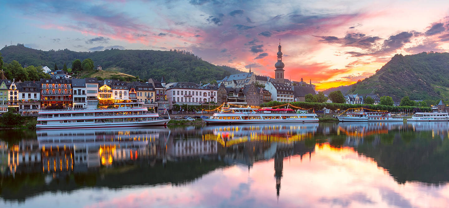 Abendstimmung an der Mosel in Rheinland-Pfalz mit Blick auf Cochem – inspirierende Umgebung für das duale Studium Soziale Arbeit in Rheinland-Pfalz an der CBS University of Applied Sciences.